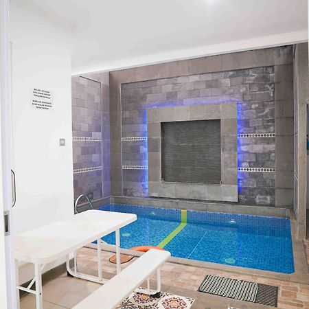 Schones Haus Private Pool & Netflix By Grorental Бандунг Екстер'єр фото
