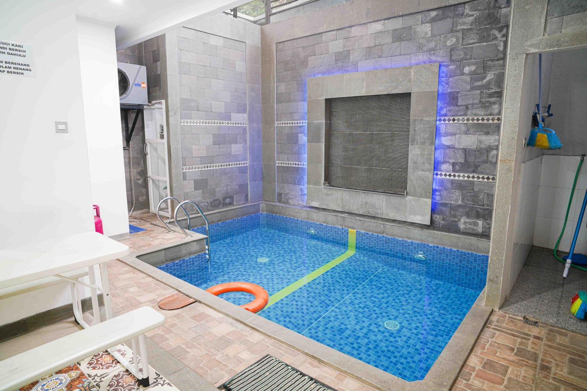 Schones Haus Private Pool & Netflix By Grorental Бандунг Екстер'єр фото